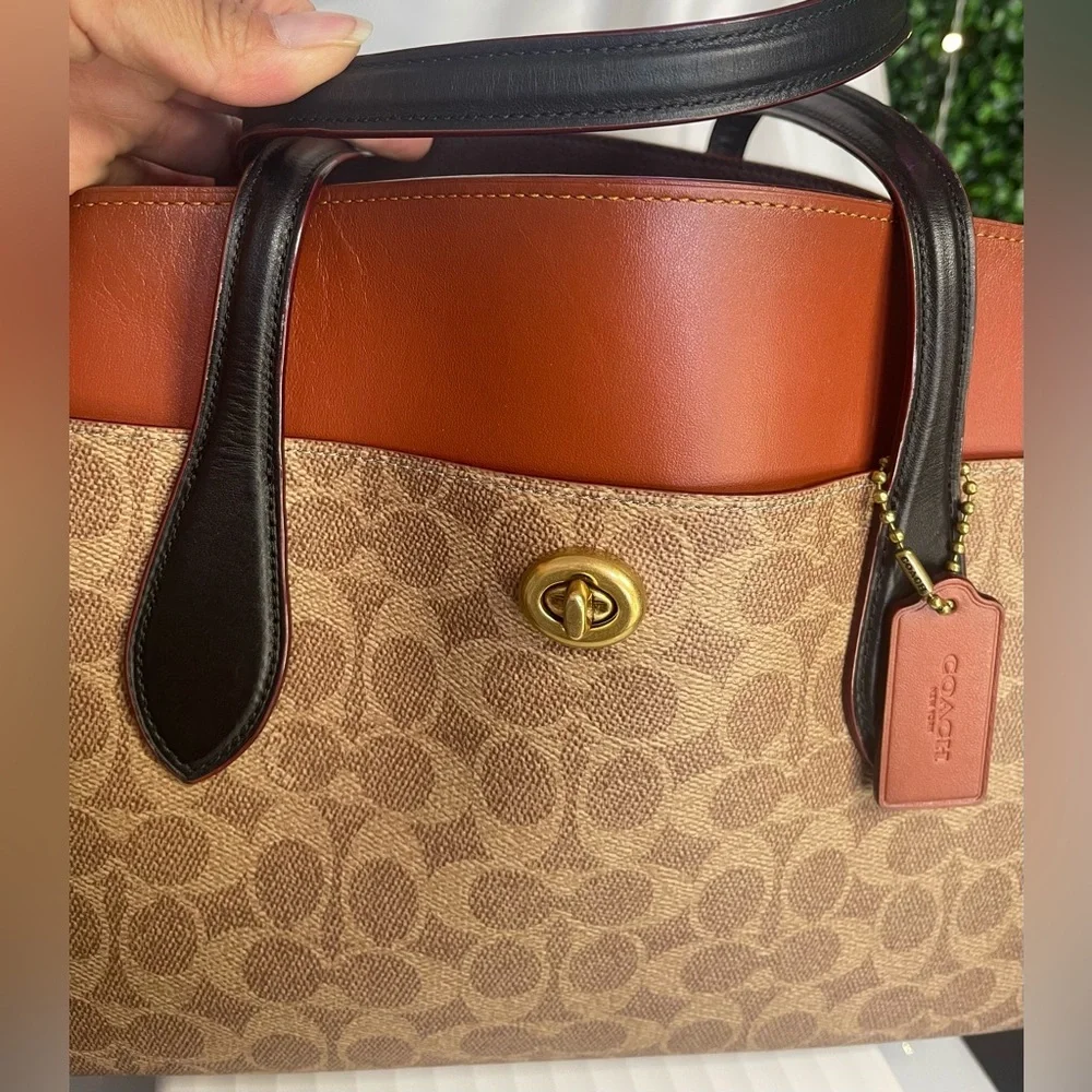 Coach Lora Carryall Triple Compartment Tote Shoulder Bag.‎
